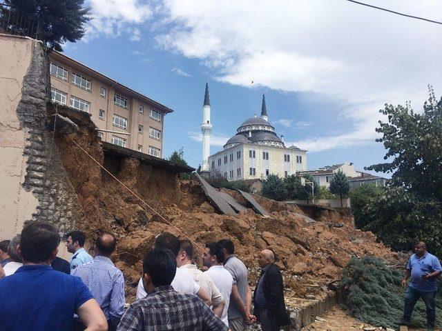 İstanbul’da Yoğun Yağış Nedeniyle Okulun Duvarı Çöktü 3
