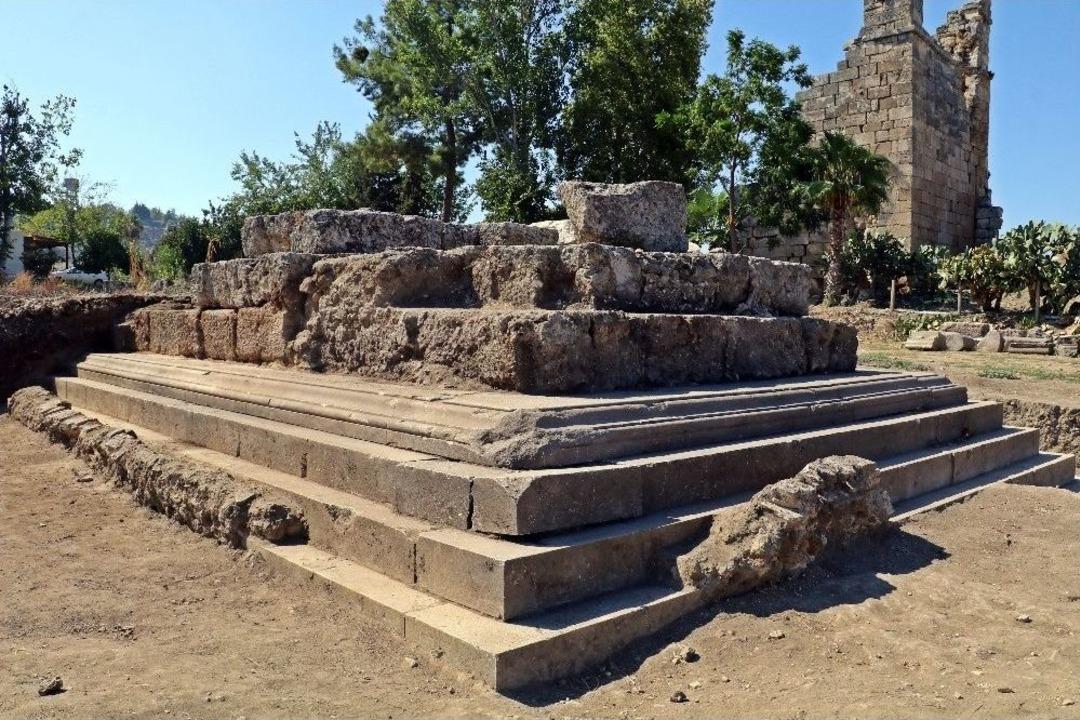D&uuml;nyanın İlk Kadın Belediye Başkanının Mezarı G&uuml;n Y&uuml;z&uuml;ne &Ccedil;ıktı