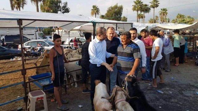 Kurban Pazarında Anlaşamayan Alıcı İle Satıcıya Milletvekili Aracı Oldu