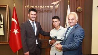 (özel) Hayvan Otlatırken Uçak Mühendisi Olmayı Hayal Eden Öğrenci, Tusaş’ta İşe Başladı