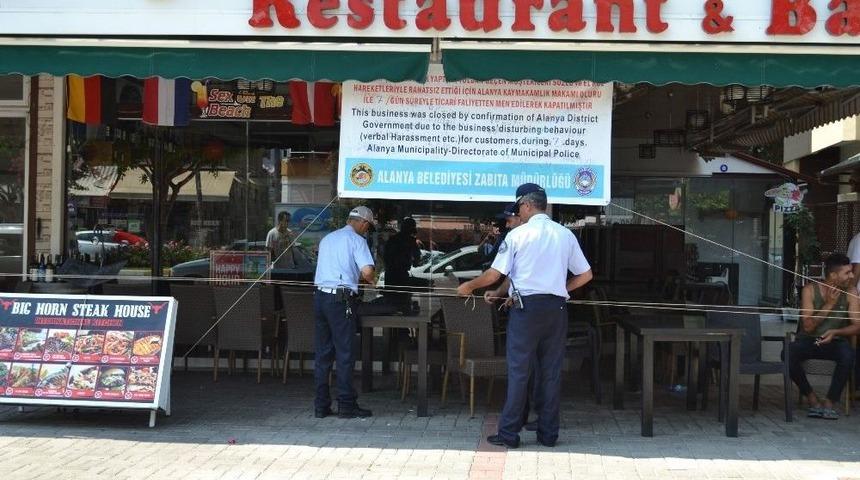 Turizm Merkezinde M&uuml;h&uuml;rlenen İşyerlerine İngilizce Pankartlı İfşa