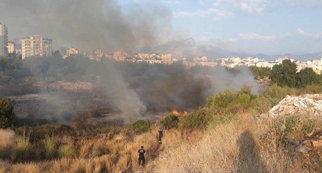 Antalya’da Konyaaltı Sahiline Yakın Alanda Orman Yangını