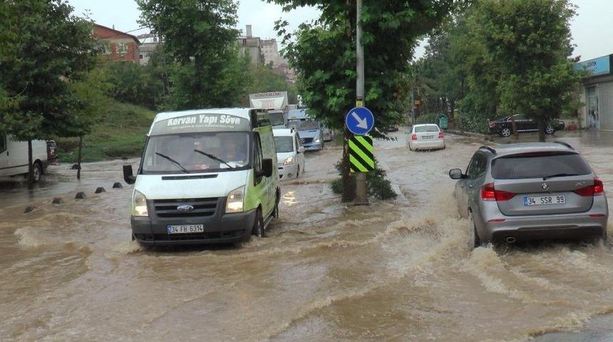 Yağmur Nedeniyle Yollar Göle Döndü