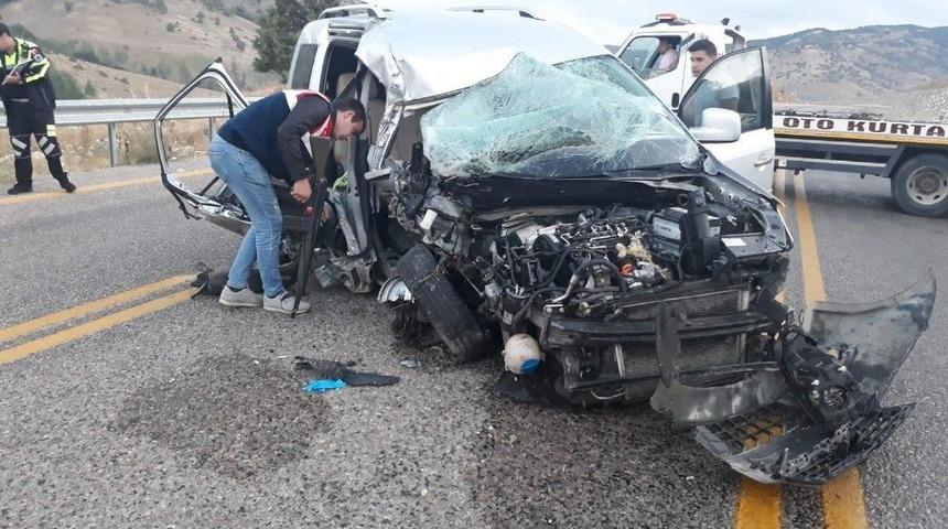 Tatile Giden Aile Kaza Ge&ccedil;irdi: 2 &Ouml;l&uuml;, 4 Yaralı