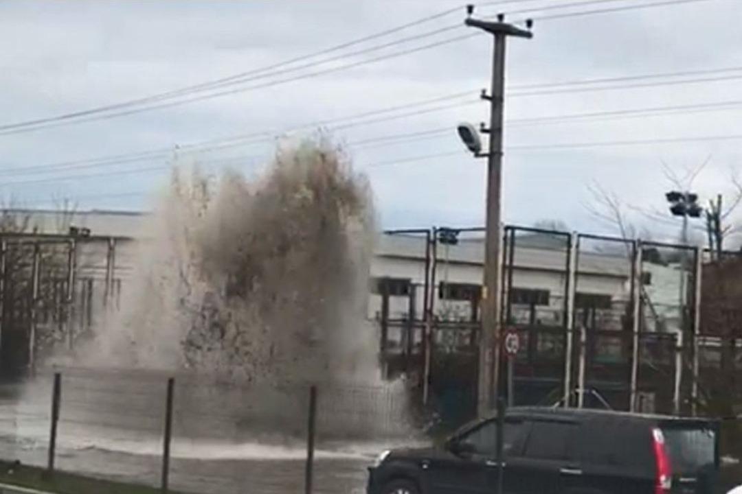 Metrelerce Y&uuml;kselen Su Korku Dolu Anlar Yaşattı