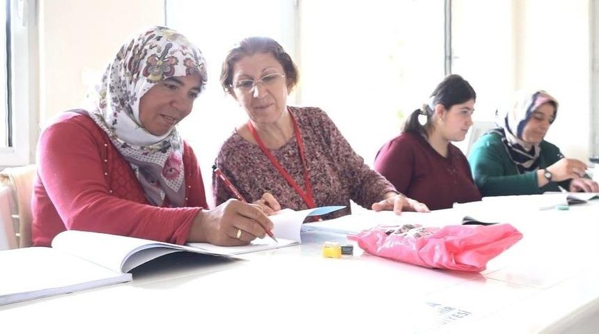 &Ccedil;oban Kadınların Okuma Yazma Sevinci