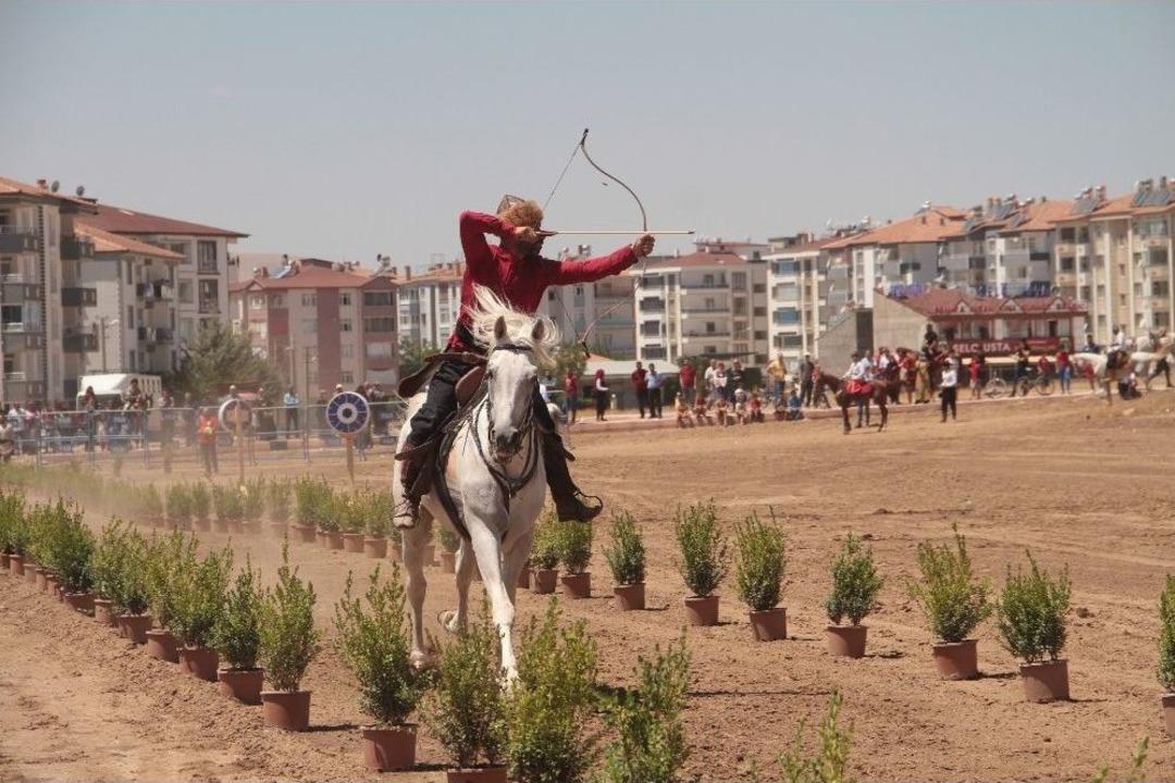 Atlı Ok&ccedil;ular Elazığ&rsquo;da Kıyasıya Yarıştı