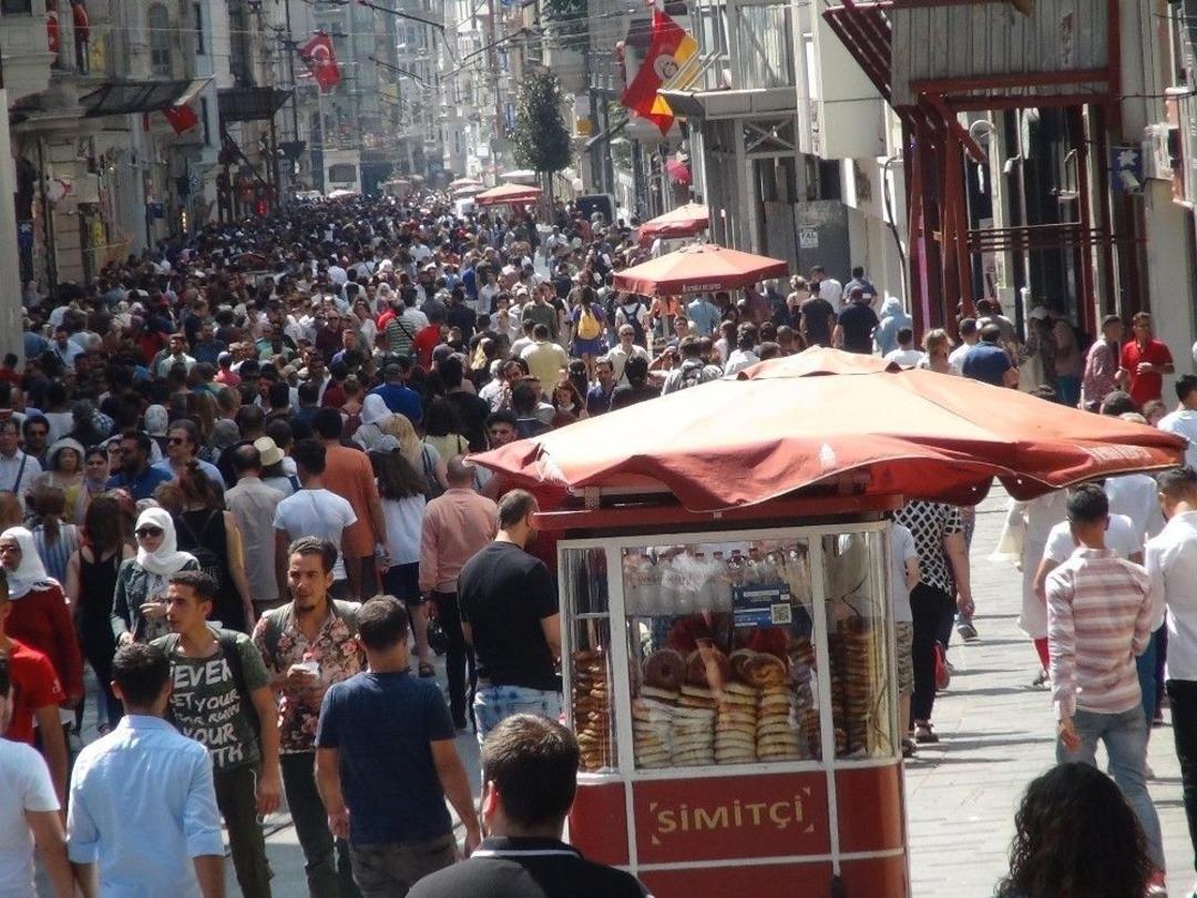 Vatandaşlar Bayramda Taksim&rsquo;e Akın Etti