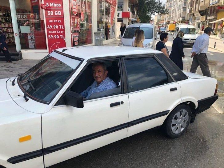 30 Yıl Önce Satılan 12 Yıl Samanlıkta Bekleyen Otomobili Bulup Babalarına Hediye Ettiler G1