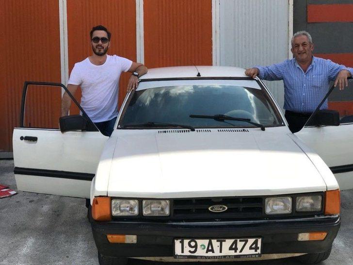 30 Yıl Önce Satılan 12 Yıl Samanlıkta Bekleyen Otomobili Bulup Babalarına Hediye Ettiler G3