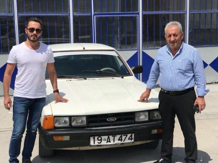 30 Yıl Önce Satılan 12 Yıl Samanlıkta Bekleyen Otomobili Bulup Babalarına Hediye Ettiler G4