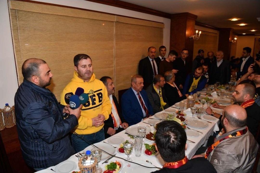 Taraftarlardan Derbi &Ouml;ncesi Anlamlı Buluşma