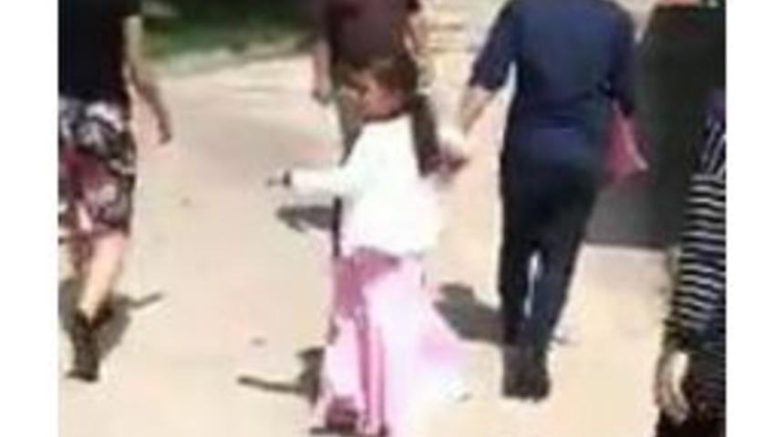 Babasından Polis Zoruyla Alınan Kız Annesine G&ouml;t&uuml;r&uuml;ld&uuml;