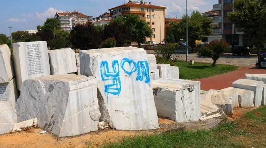 17 Ağustos Deprem Anıtı&rsquo;nı Spreylerle Boyadılar