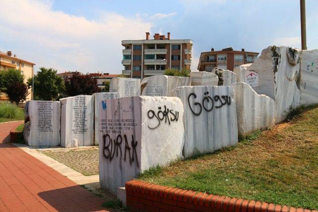 17 Ağustos Deprem Anıtı’nı Spreylerle Boyadılar