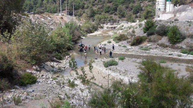 Virajı Alamayan Hafif Ticari Araç Çaya Uçtu: 3 Yaralı