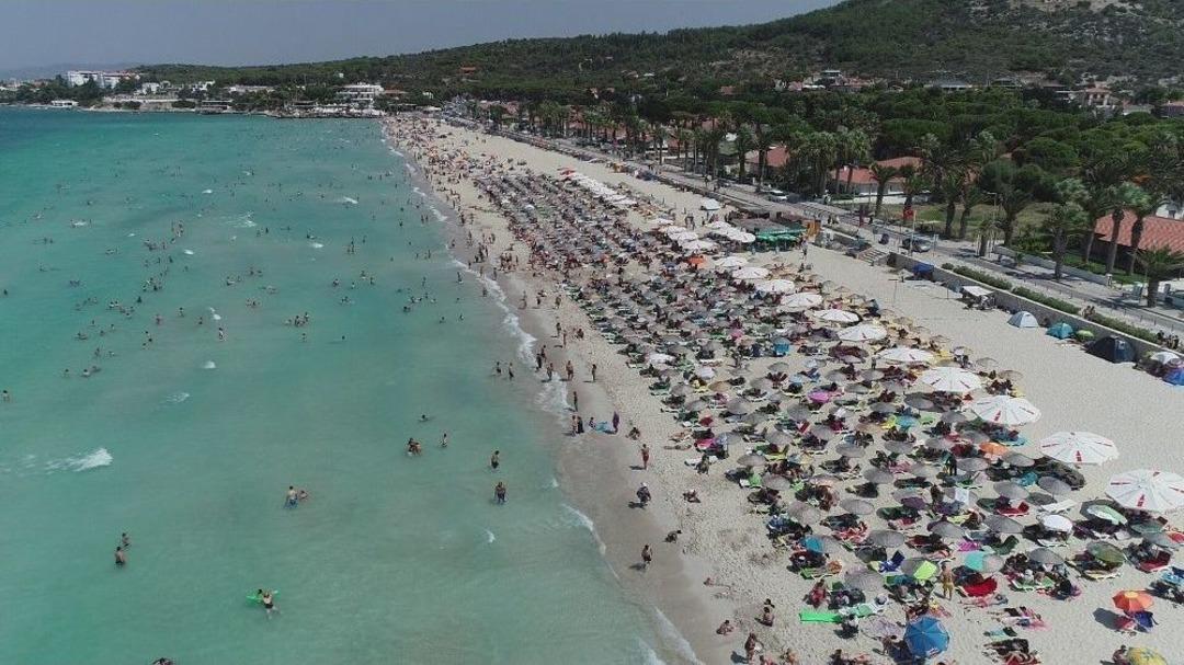 Tatilciler, &Ccedil;eşme&rsquo;ye Akın Etti