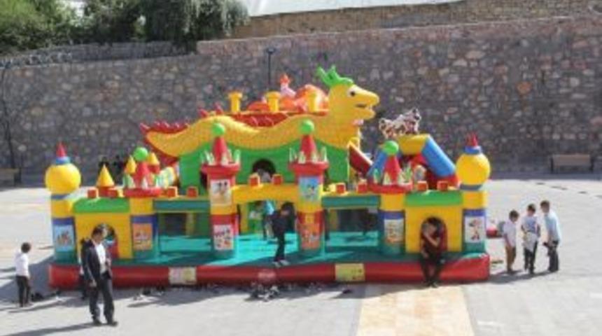 Başkale’de Çocuklar İçin Şişme Oyun Parkı Kuruldu