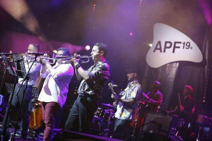 Antalya Sahilinde Küba Rüzgarı Esti G1