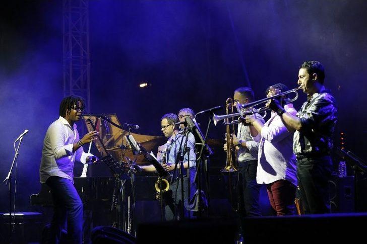 Antalya Sahilinde Küba Rüzgarı Esti G4