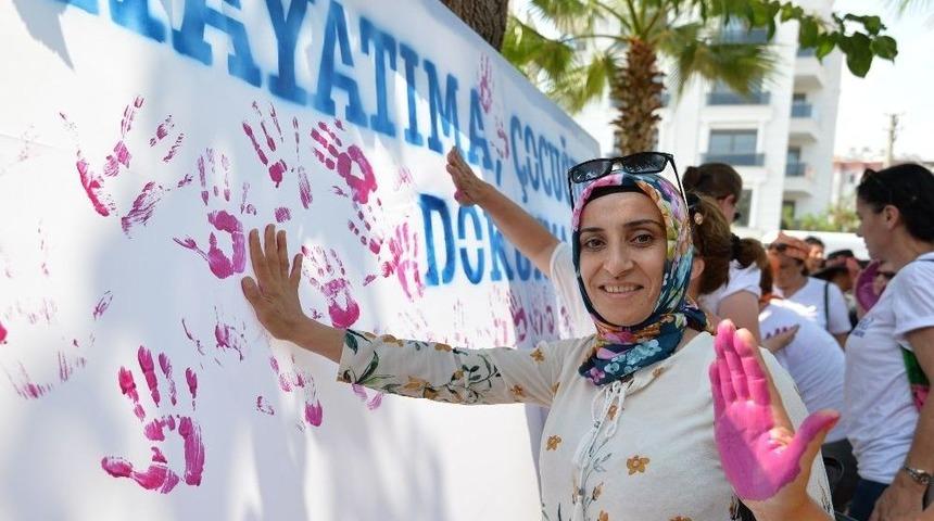 Festivale Katılan Kadınlar Al Yazma Anıtına İz Bıraktı