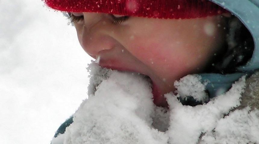 Kar Yemek Gerçekten Zararlı Mı?