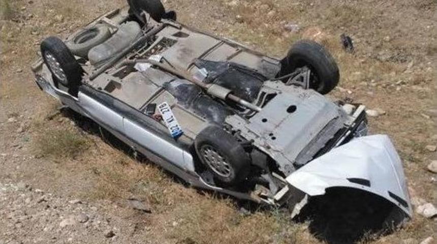 K&ouml;peğe &Ccedil;arpmamak İ&ccedil;in Direksiyonu Kırdı: 1 &Ouml;l&uuml;, 3 Yaralı