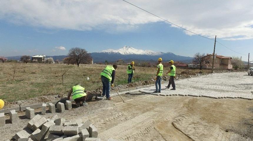 İncesu Belediye Başkanı Zekeriya Karayol Parke &Ccedil;alışmalarını Yerinde İnceledi