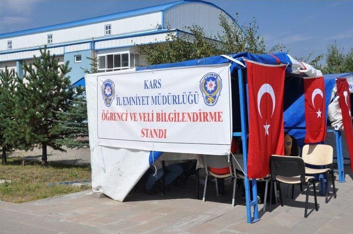 Kars’ta Polis Üniversite Öğrencilerini Bilgilendiriyor G1