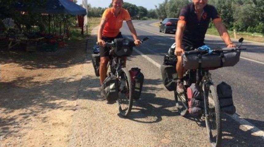 Evlerini Satarak Bisikletle D&uuml;nya Turuna &Ccedil;ıktılar