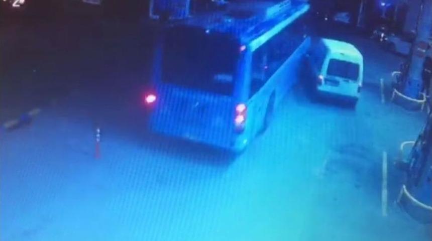 (özel) Trafikten 10 Metre Kaçmak İsteyen Halk Otobüsü, Benzinlikte Böyle Kaza Yaptı