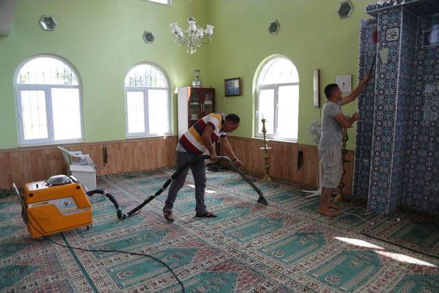 Erdemli’de İbadethaneler Periyodik Olarak Temizleniyor