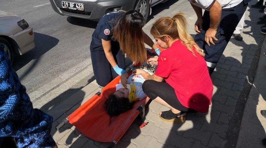 İki Otomobil &Ccedil;arpıştı: 4 Yaralı