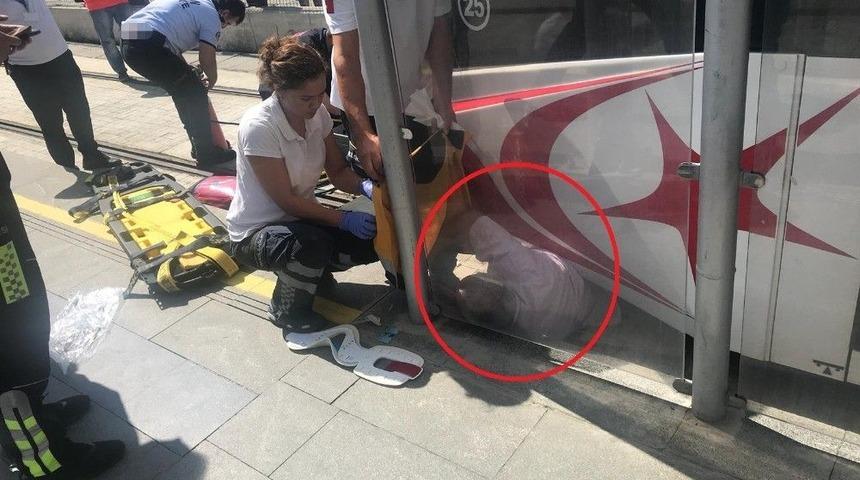 Samsun&rsquo;da Tramvay Yayaya &Ccedil;arptı: 1 Yaralı
