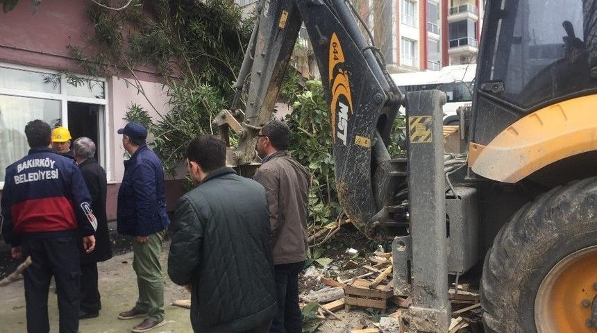 (&ouml;zel) Mahkeme "yıkılmasın" Dedi, Bakırk&ouml;y Belediyesi Yıktı