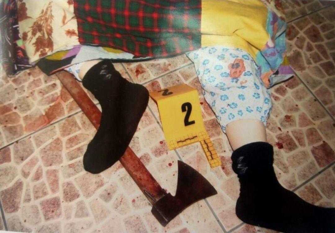 Dedikodu Yapmasın Diye Yaşlı Kadını Baltayla &Ouml;ld&uuml;r&uuml;p Boğazını Kesmişler