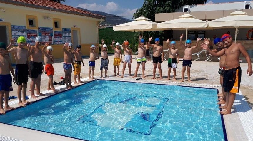 Kemalpaşa&rsquo;da Bilgi Evi &Ouml;ğrencilerinin Havuz Keyfi