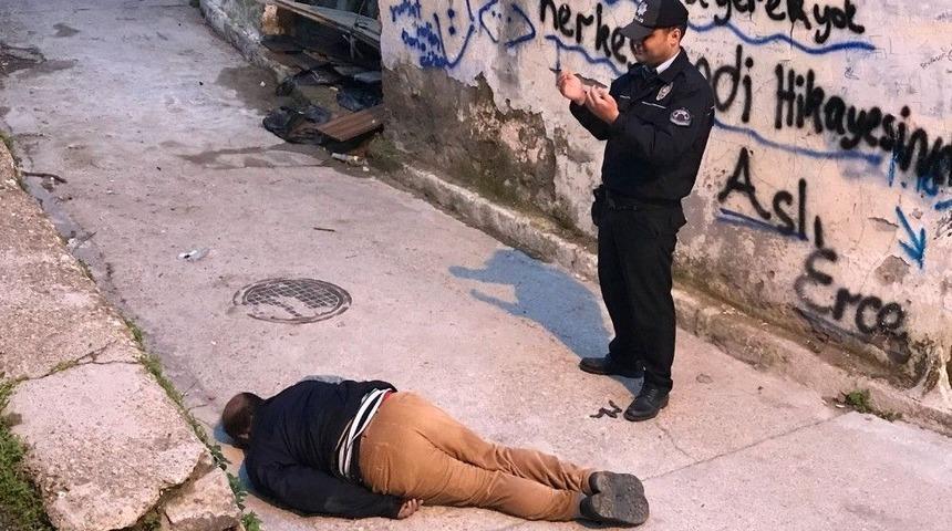 İzmir&rsquo;de Sokak Ortasında Ceset Bulundu, Polis Başında Dua Etti