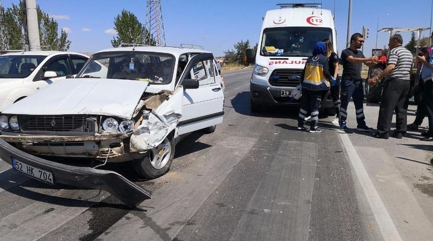 Otomobil Trakt&ouml;r İle &Ccedil;arpıştı