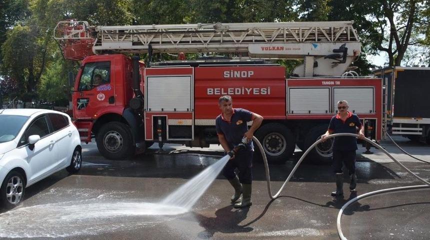 Sinop&rsquo;ta Kaldırımlar Deterjanlı Su İle Yıkandı