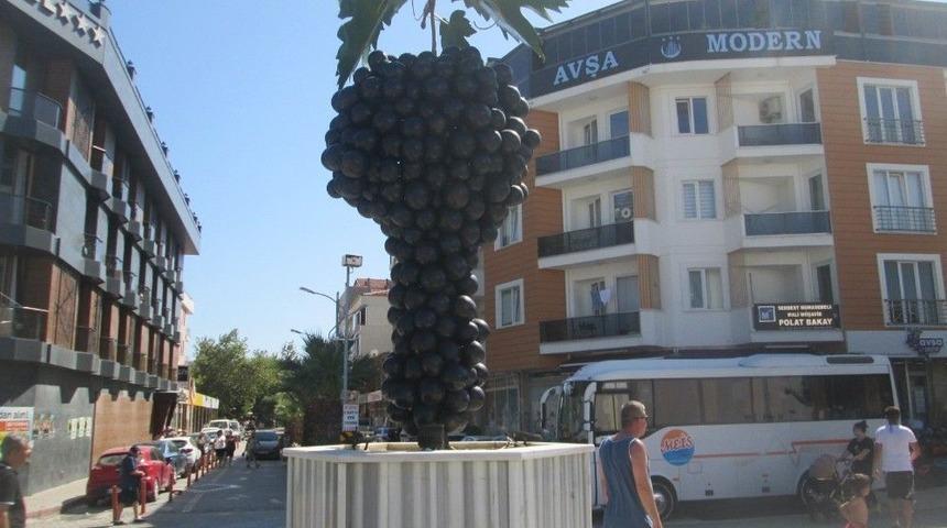 Avşa&rsquo;da &Uuml;z&uuml;m Salkımı Heykeli