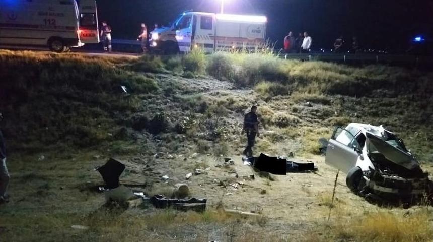 Kamyonla Otomobil &Ccedil;arpıştı: 3 &Ouml;l&uuml;, 2 Yaralı