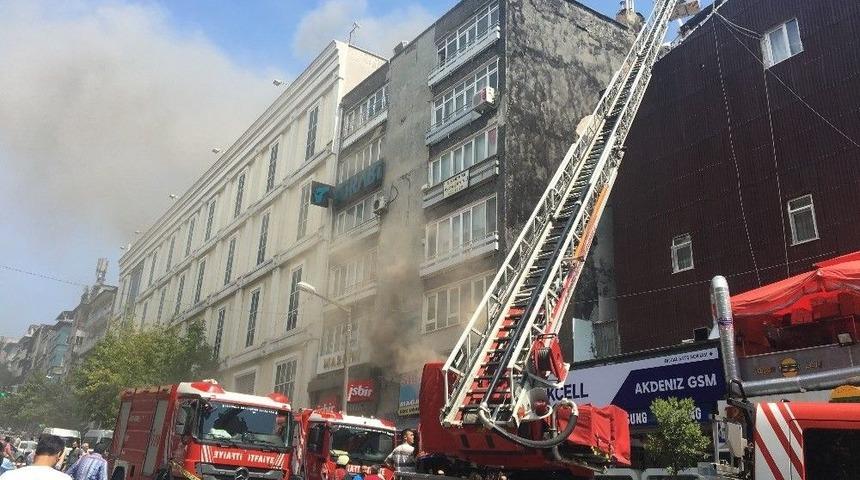 Fatih&rsquo;te Korkutan Yangın Nedeniyle Cadde Trafiğe Kapatıldı