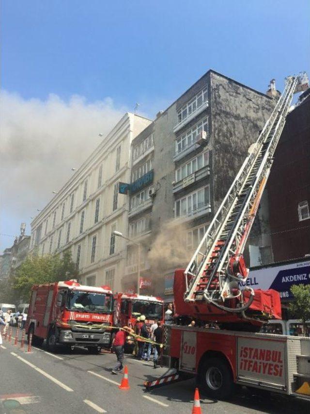 Fatih’te Korkutan Yangın Nedeniyle Cadde Trafiğe Kapatıldı