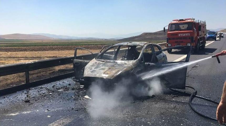 Otobanda Seyir Halindeki Otomobil Yandı