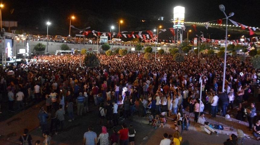 S&ouml;keliler, Kurtuluş G&uuml;n&uuml;n&uuml; Koray Avcı İle Kutladı