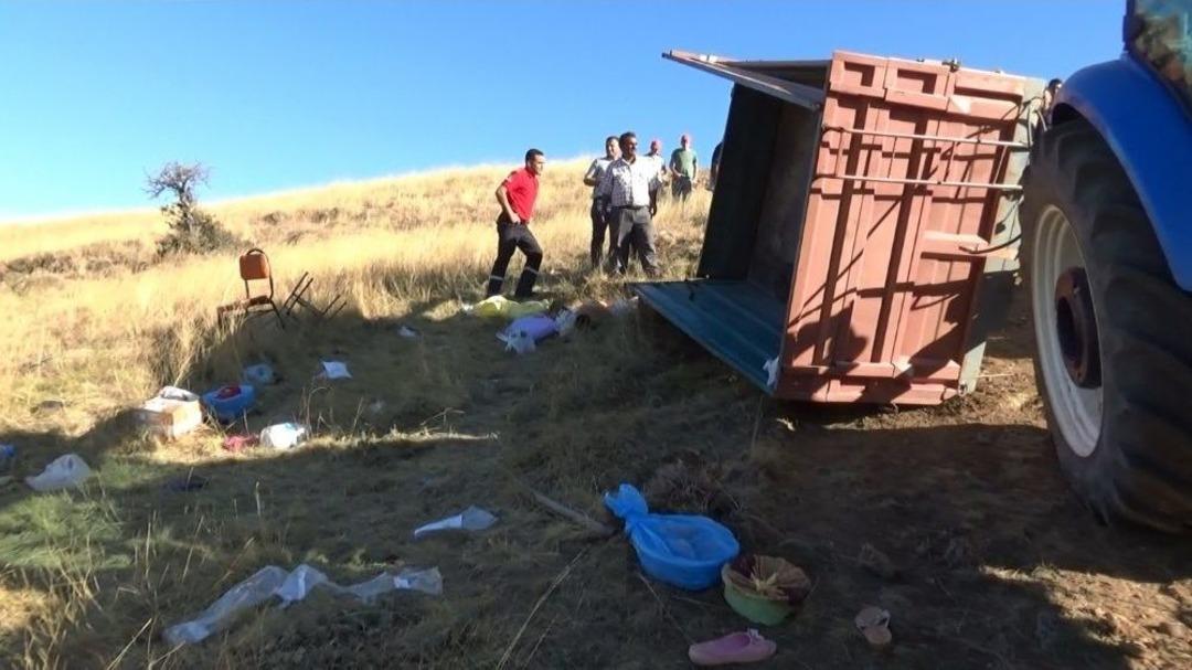 Piknik Yolunda Trakt&ouml;r Devrildi: 25 Yaralı