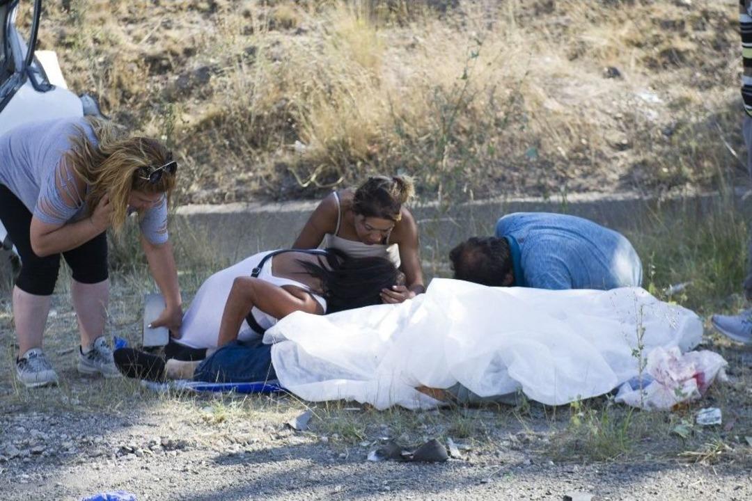 &Ccedil;evre Yolunda Duran Araca Tır &Ccedil;arptı