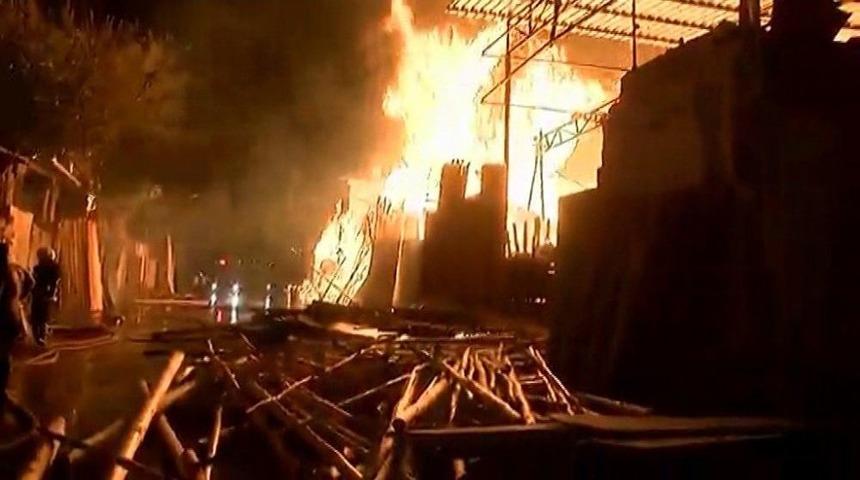 Şanlıurfa Oduncular Pazarı&rsquo;nda B&uuml;y&uuml;k Yangın