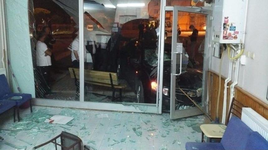 Kontrolden &Ccedil;ıkan Otomobil, Otob&uuml;s Yazıhanesine &Ccedil;arptı: 5 Yaralı